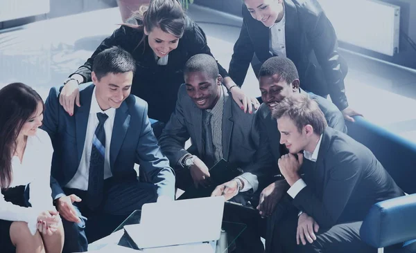 Trabalho feliz equipe de negócios no escritório moderno — Fotografia de Stock