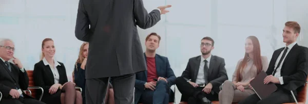 Membro da equipe de negócios faz uma pergunta para o orador em um — Fotografia de Stock