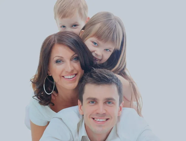 Mutlu aile gülümseyerek. Beyaz bir arka plan üzerinde izole — Stok fotoğraf