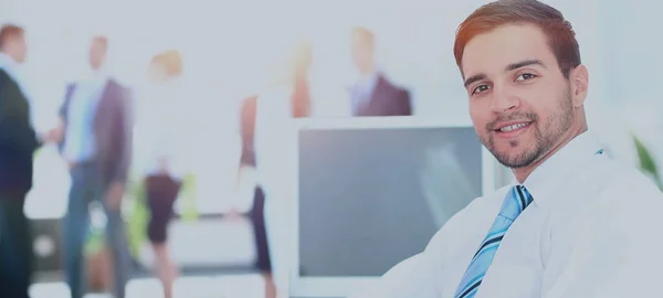 Portret van lachende zakenman werken in office, op zoek camera — Stockfoto