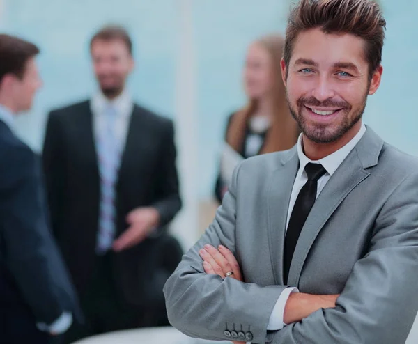 Biurowych i biznesowych koncepcji - uśmiechnięty team biznesowych pracujących w — Zdjęcie stockowe
