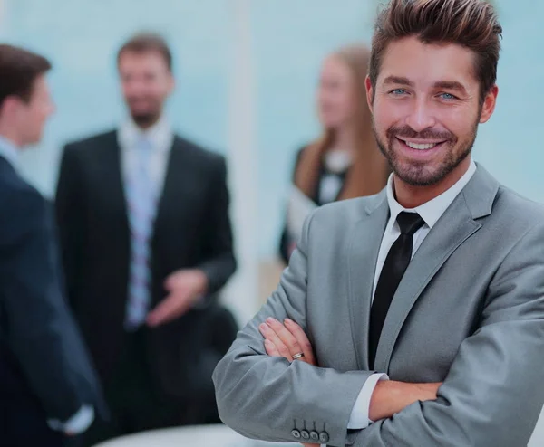 Conceito de negócios e escritório - sorrindo equipe de negócios trabalhando em — Fotografia de Stock