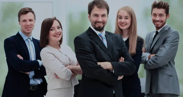 Glimlachend business team staan rechtop met hun handen op hun — Stockfoto