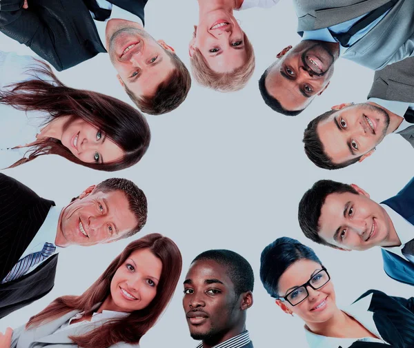 Groupe de gens d'affaires debout dans un huddle, souriant, vue de bas angle — Photo