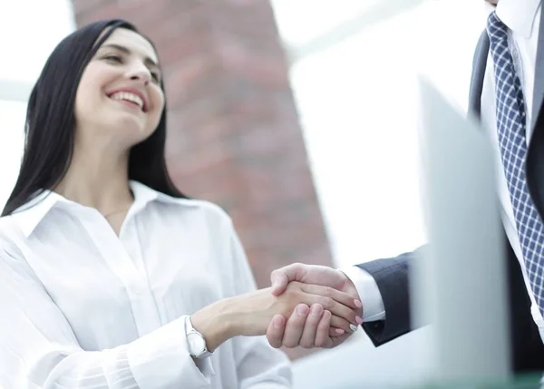 Detail handshake podnikatel a podnikání žena. — Stock fotografie