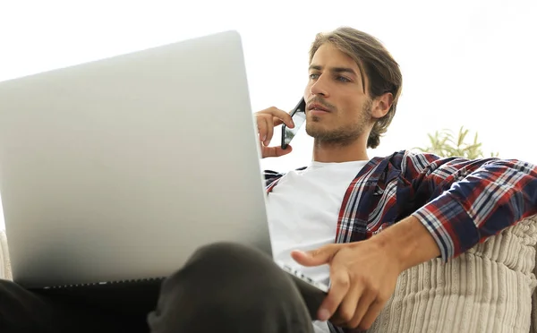 Primer plano de un hombre exitoso hablando con un teléfono inteligente — Foto de Stock