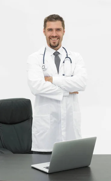 Retrato do médico de pé perto da área de trabalho — Fotografia de Stock