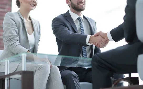 Obchodní partneři v kanceláři handshake — Stock fotografie