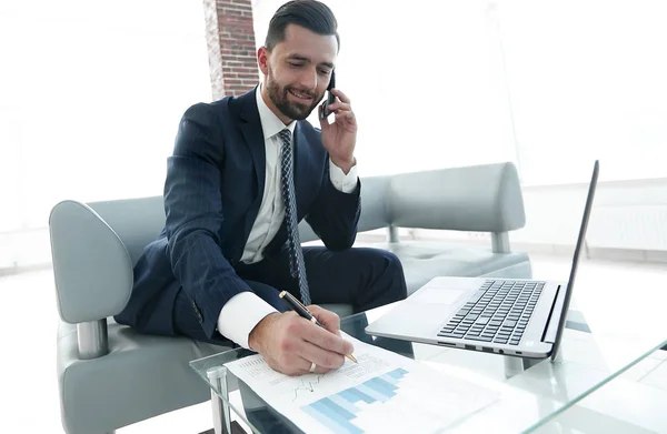 Empresario hablando en smartphone sobre documentos financieros —  Fotos de Stock