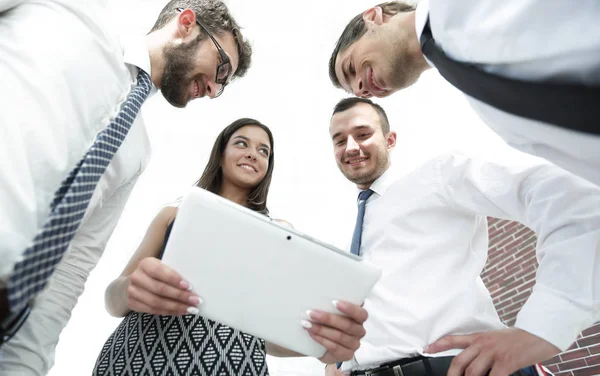 Vue du bas de l'équipe d'affaires regardant tablette numérique — Photo