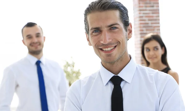 Портрет успешного бизнесмена на фоне коллег . — стоковое фото