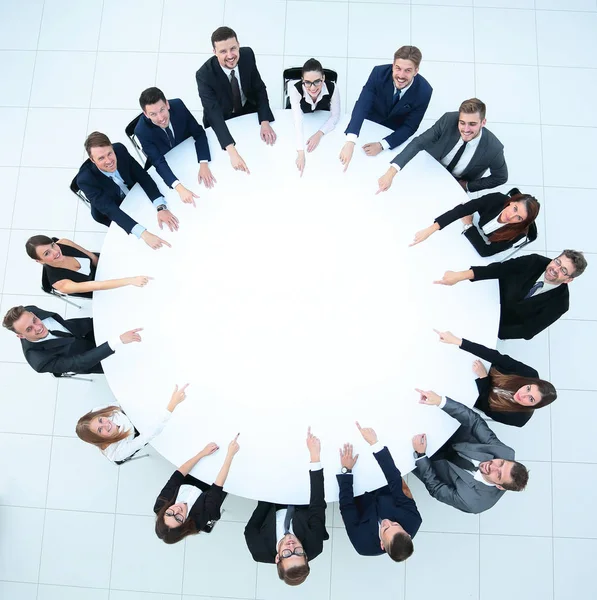 Grupo de empresarios que se sientan en la mesa redonda. el concepto empresarial — Foto de Stock