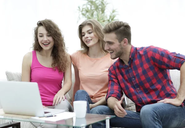 Studentengruppe schaut sich das Video auf dem Laptop an — Stockfoto