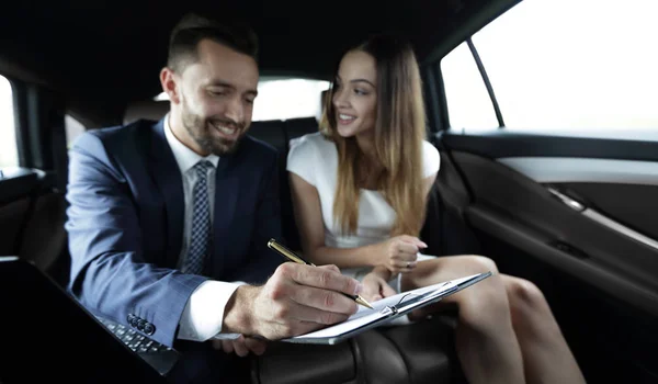 Hombres de negocios hablan informe dentro de coche — Foto de Stock