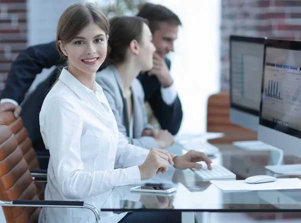 Masada oturan genç bir çalışan.