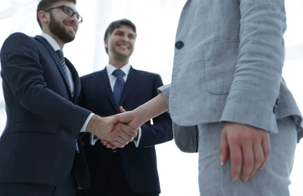 Primer plano de la gente de negocios estrechando la mano — Foto de Stock