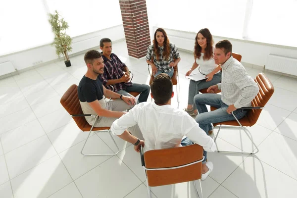 Equipo creativo está llevando a cabo el taller — Foto de Stock