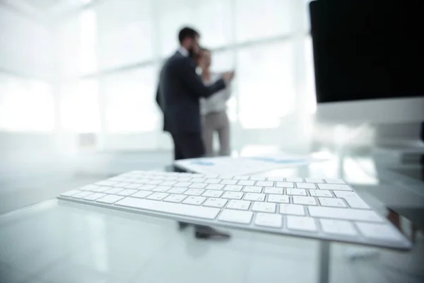 Primer plano de un teclado de ordenador en el escritorio . — Foto de Stock