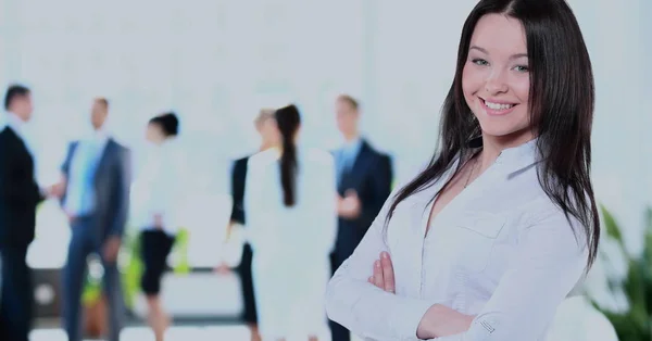 Retrato de una mujer de negocios que se ve feliz y sonriente —  Fotos de Stock