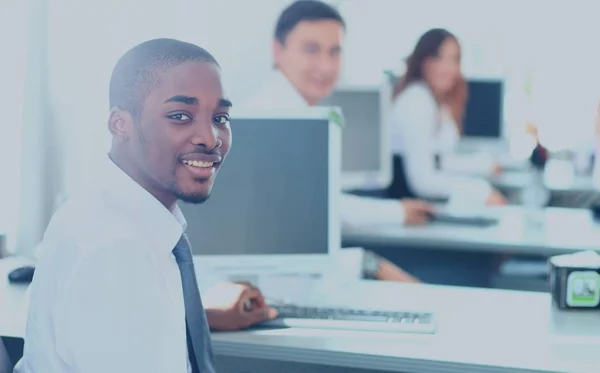 Πορτρέτο ενός χαρούμενου Αφροαμερικανού επιχειρηματία που επιδεικνύει φορητό υπολογιστή στο γραφείο — Φωτογραφία Αρχείου