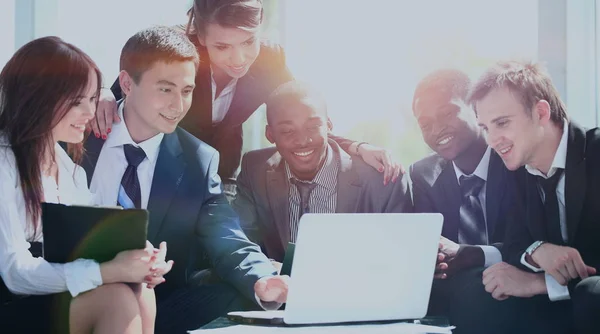 Feliz equipo de trabajo en la oficina moderna — Foto de Stock