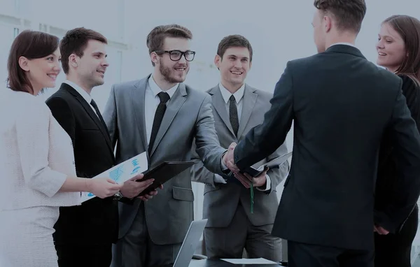 Бизнес-партнеры в присутствии бизнес-команды пожимают друг другу руки — стоковое фото