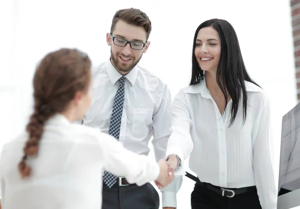 Jonge zakenvrouw schudden handen met een collega — Stockfoto