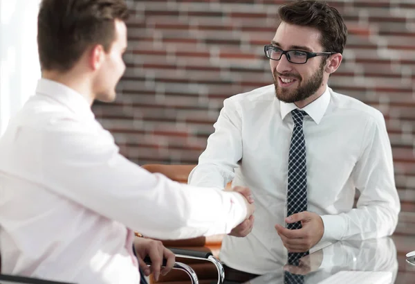 Handschlag-Kollegen am Schreibtisch — Stockfoto