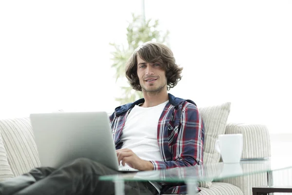 Seriöser Typ, der am Schreibtisch sitzt. — Stockfoto