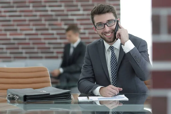 Gerente financeiro sentado em seu local de trabalho — Fotografia de Stock