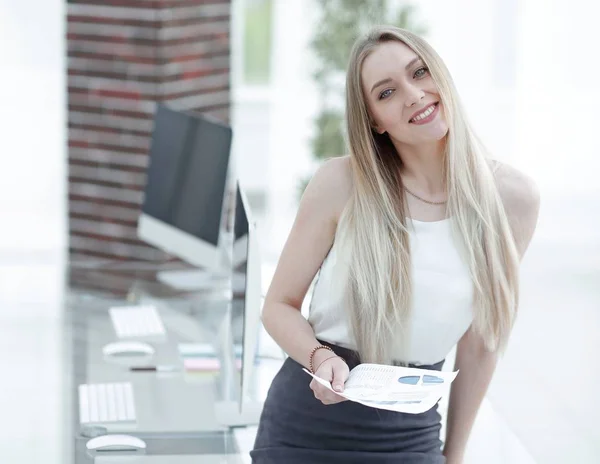 Retrato de cerca de una joven y elegante mujer de negocios . —  Fotos de Stock