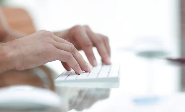 Primer plano del texto mecanografiado a mano en el teclado del ordenador . — Foto de Stock