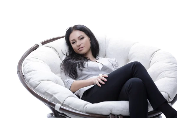 Сучасна молода жінка сидить в круглому затишному м'якому кріслі — стокове фото