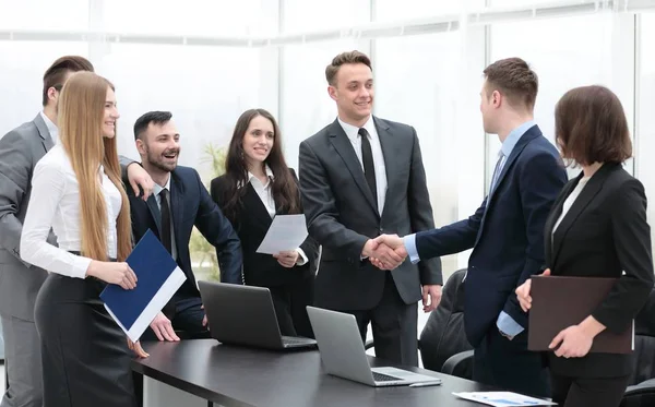 Handschlag mit Geschäftspartnern bei einem Treffen im Büro — Stockfoto