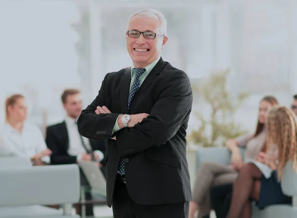 Retrato de homem de negócios feliz com colegas interagindo em ba — Fotografia de Stock