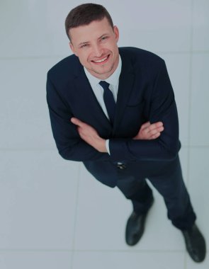 Beyaz arka plan üzerinde izole başarılı bir iş adamı