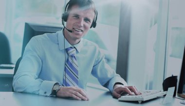 kulaklık kullanarak callcenter çalışma mutlu genç adam