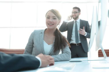 Masasında oturan kadın Danışmanı