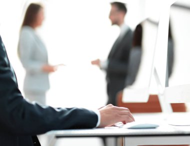 çalışan bilgisayar klavyede yazarak.