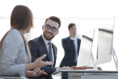 Aday Çalışanlar kendi masasında konuşuyorsun