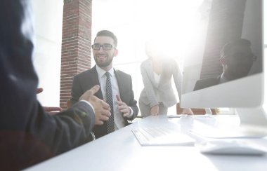 iş arkadaşları iş sorunları tartışıyor.