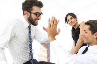 Birbirimizi beş yüksek vererek iş arkadaşları.