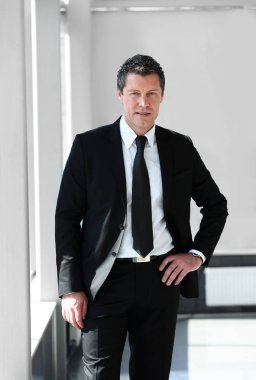 arka plan bulanık üzerinde emin işadamı portresi