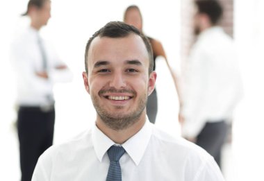 arka plan bulanık üzerinde başarılı işadamı portresi