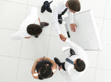 top.the el sıkışma sunum öncesi meslektaşlarının dan göster