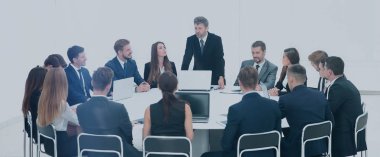 Finans Müdürü şirket çalışanı ile karşılar