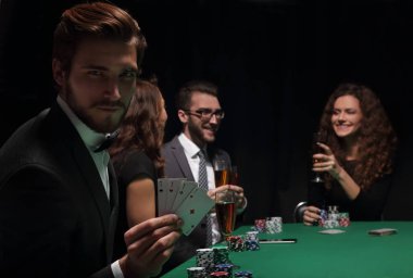 Kartları, kazanan kombinasyonu ile şanslı adam