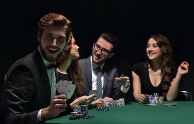 kartları ile yakışıklı adam