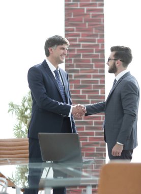 ofis koridorunda duran el sıkışan işadamları