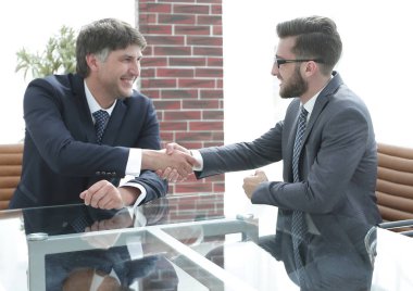 İş ortakları sözleşme tartıştıktan sonra el sallamak